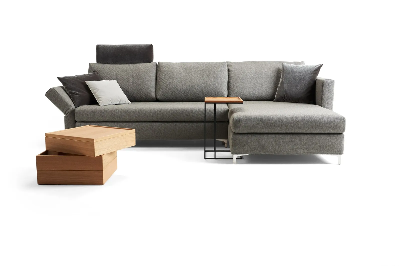 Graue Good-Life-Eckgruppe mit Chaiselongue rechts, Kopfstütze und abgesenkter linker Armlehne.