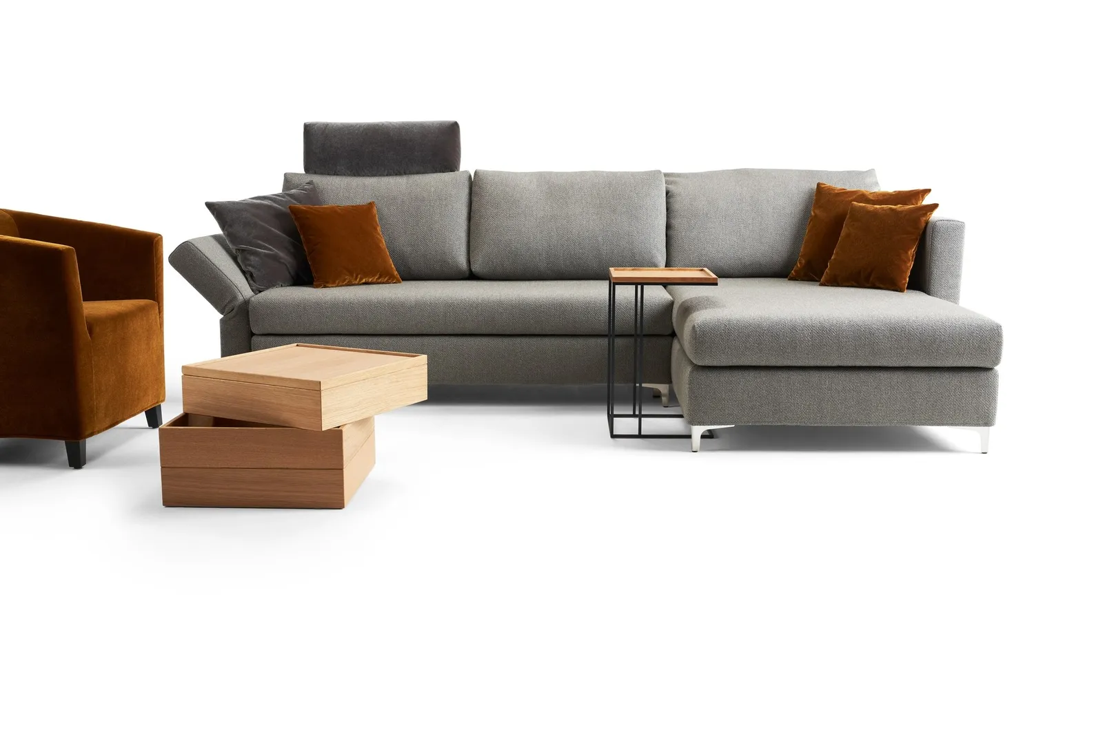 Graues Signet Good Life mit Chaiselongue rechts, ockerfarbenen Kissen und passenden Beistellmöbeln.