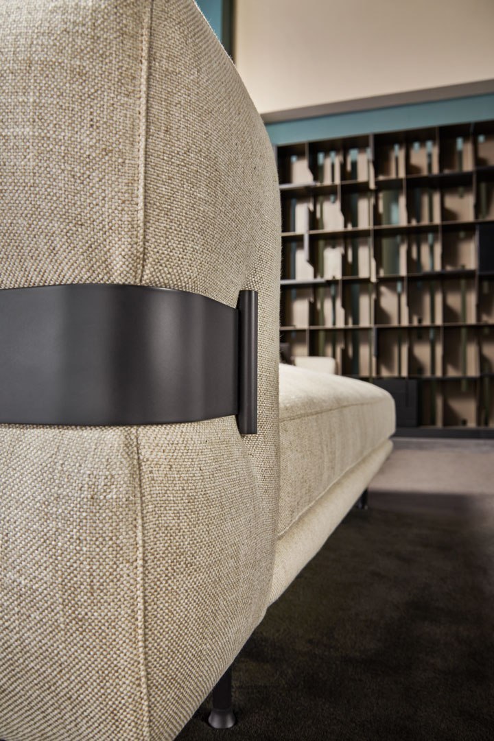 Seitliche Nahaufnahme des dunklen Metallbands am beigefarbenen Cantori Valley Sofa