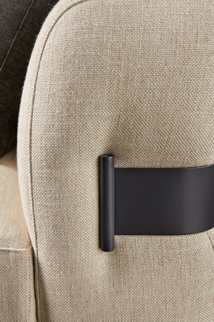Detail von hellem Strukturstoff, Polsternaht und Metallbefestigung am Valley Sofa