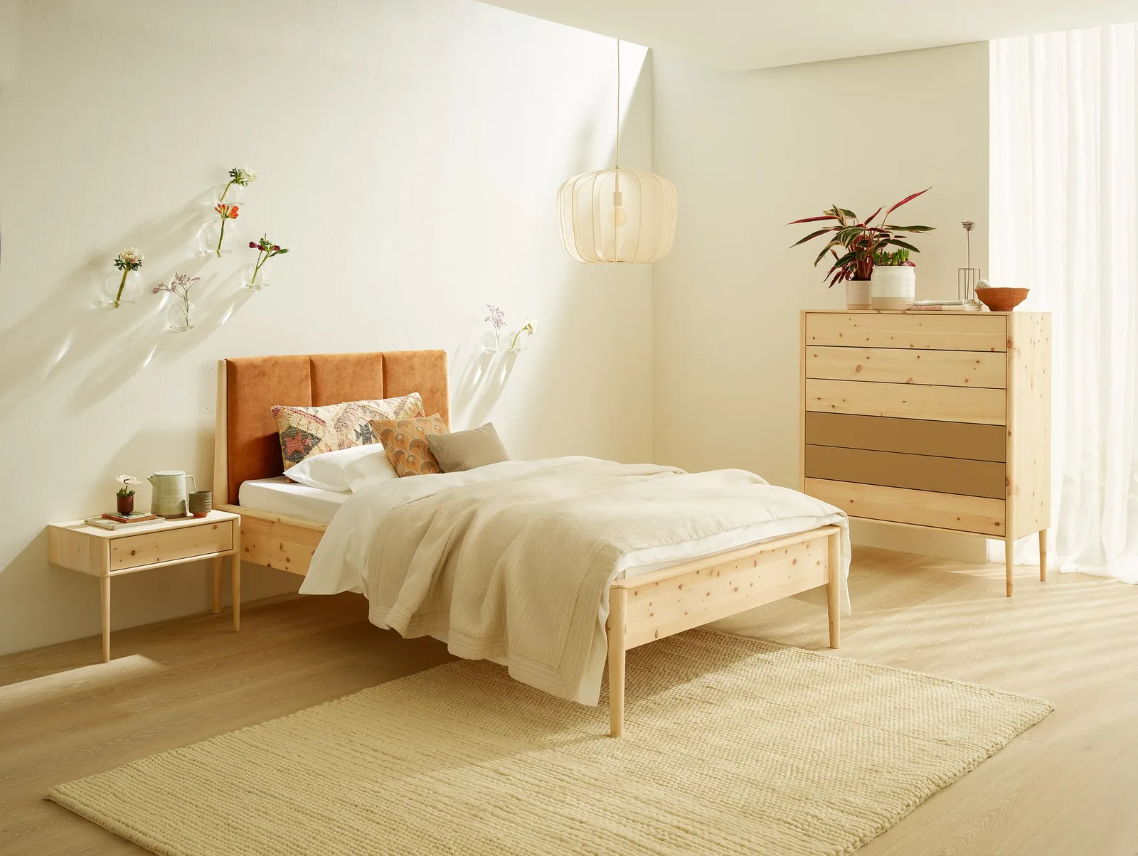 Schlafzimmer Anrei Juna mit Holzbett, Nachttischen und Kommode