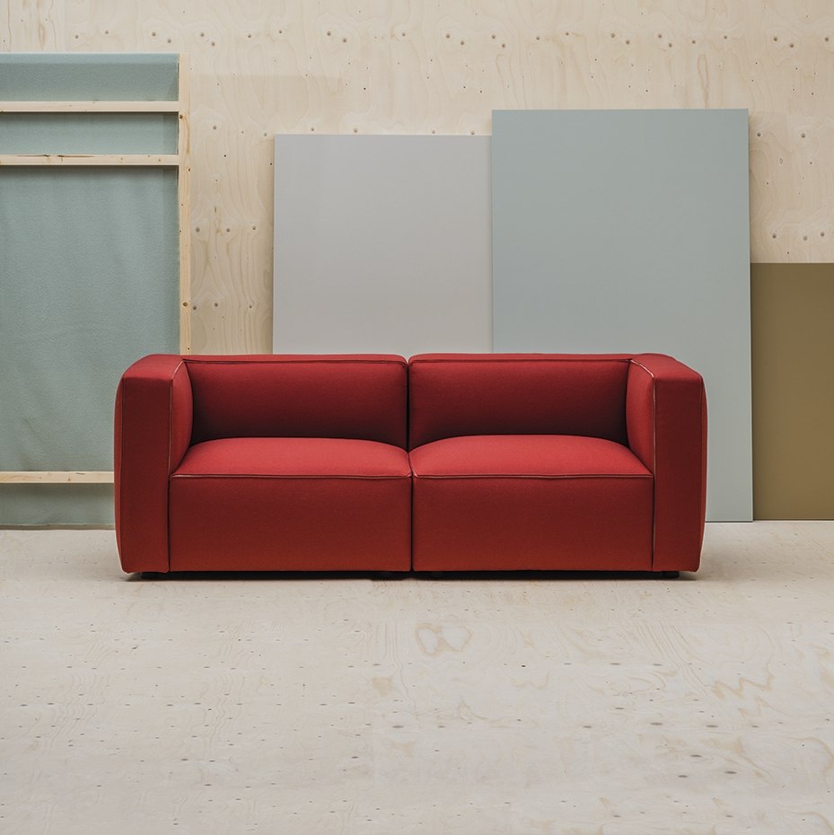 Zweiteiliges Dado-Sofa in Dunkelrot mit zwei gepolsterten Armlehnen, von vorn gesehen