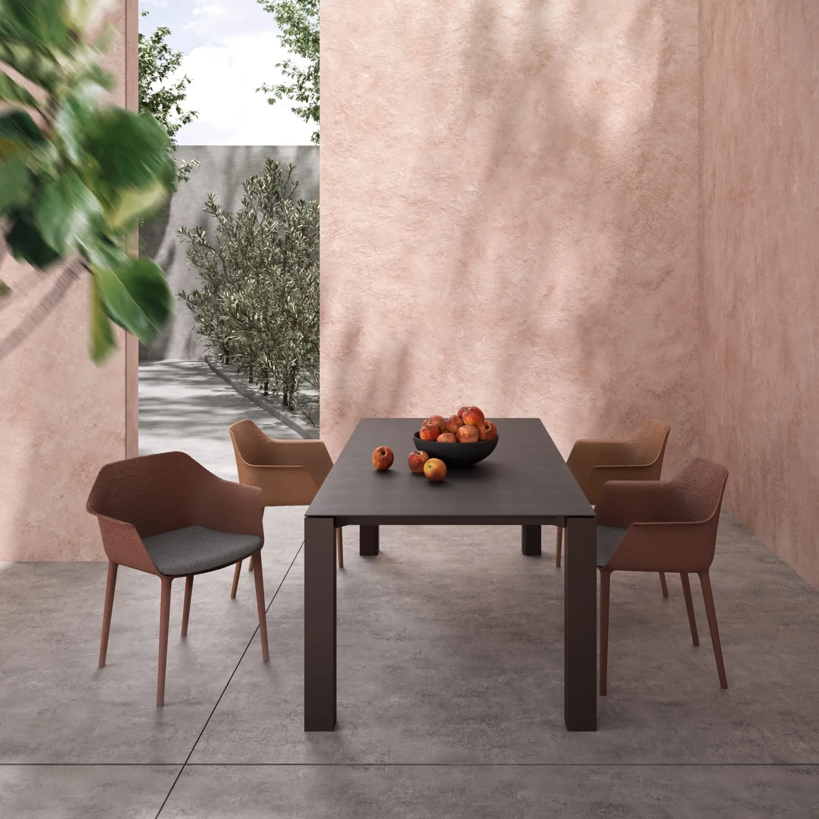 Gala-Pure-Eco-Armlehnstühle in Braun- und Sandtönen mit Sitzpolstern an einem dunklen Tisch