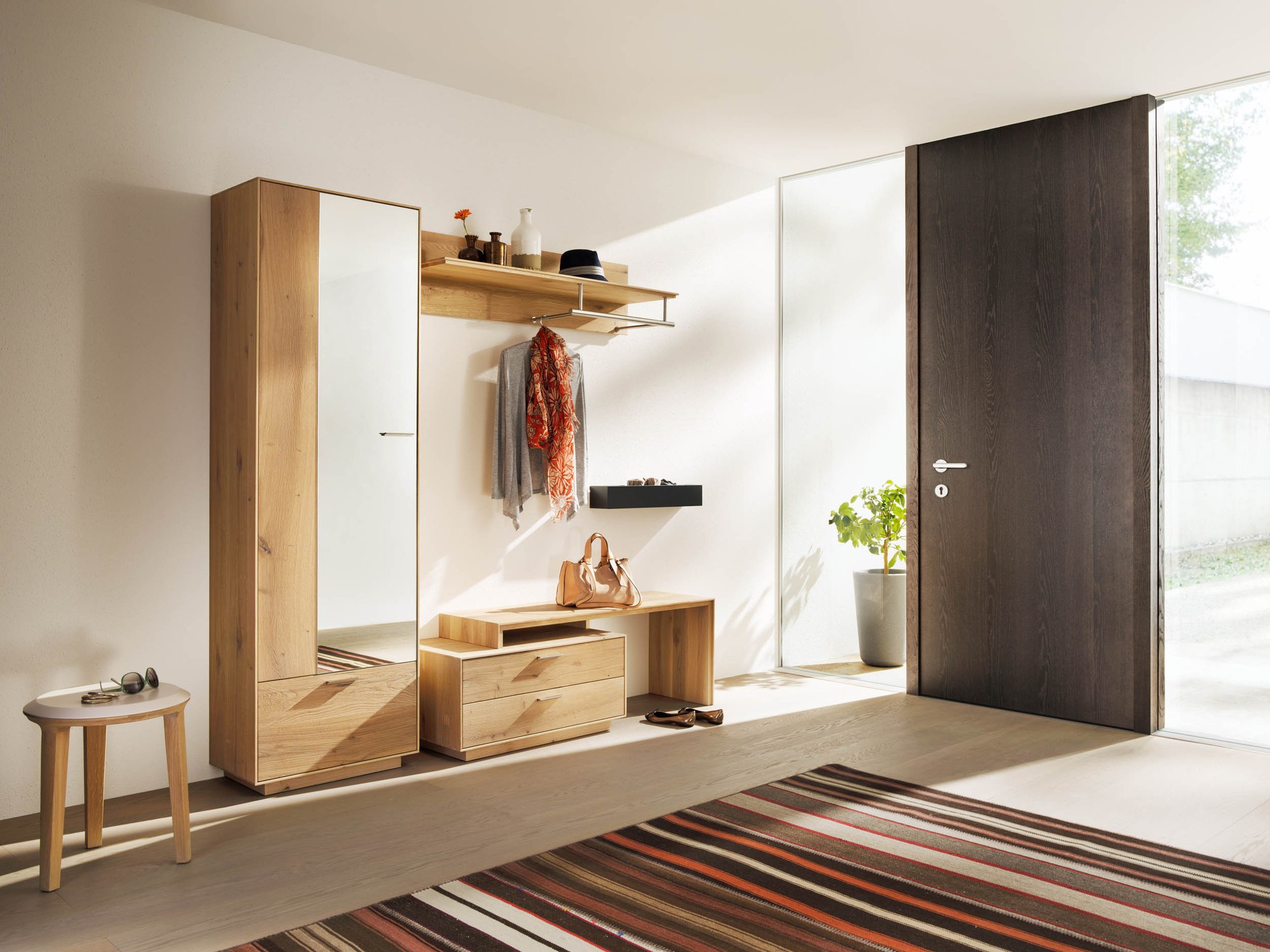 Anrei Puro Garderobe mit hohem Schrank, Wandhaken und Ablage im Eingangsbereich