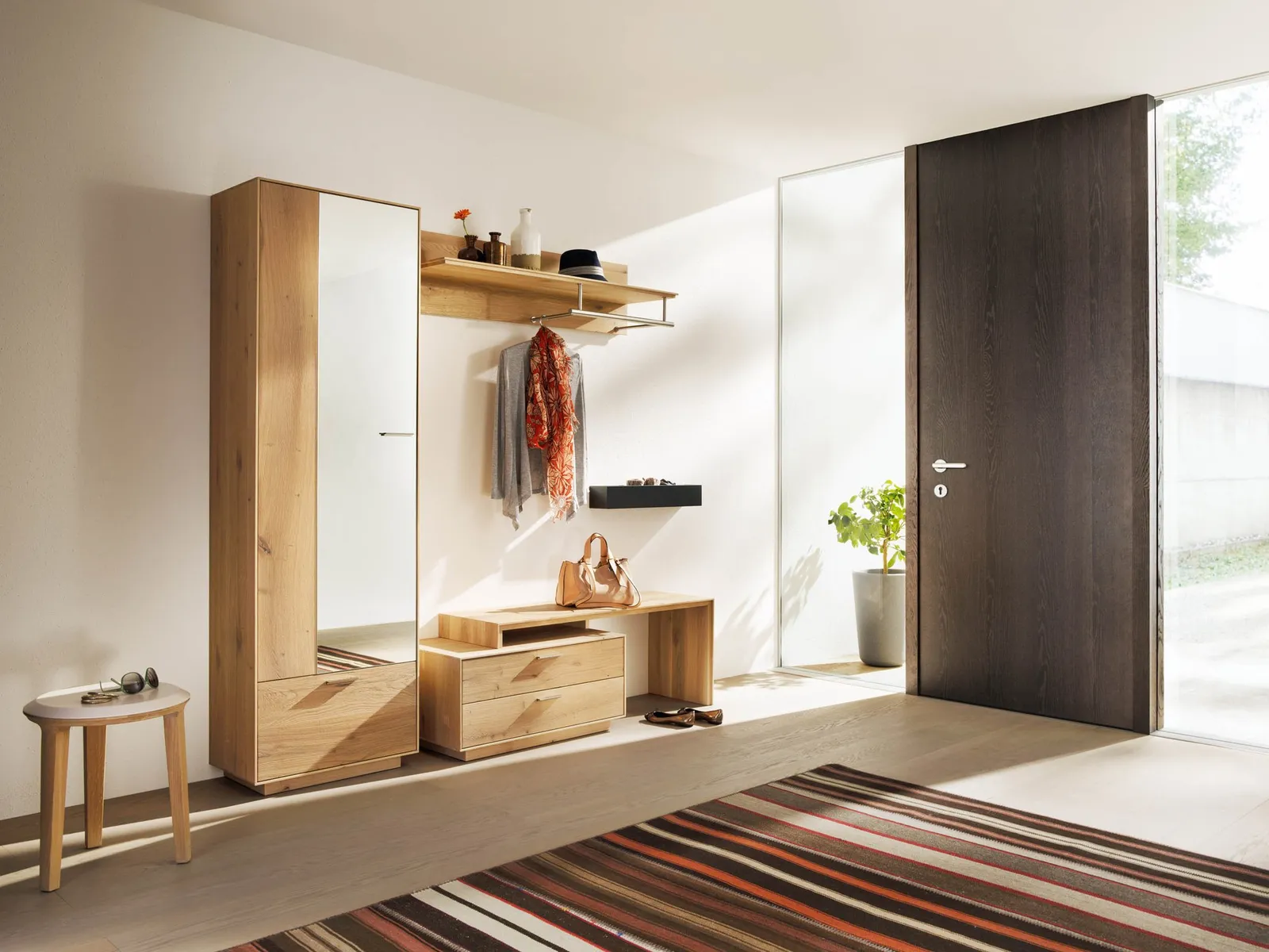 Anrei Puro Garderobe mit hohem Schrank, Wandhaken und Ablage im Eingangsbereich