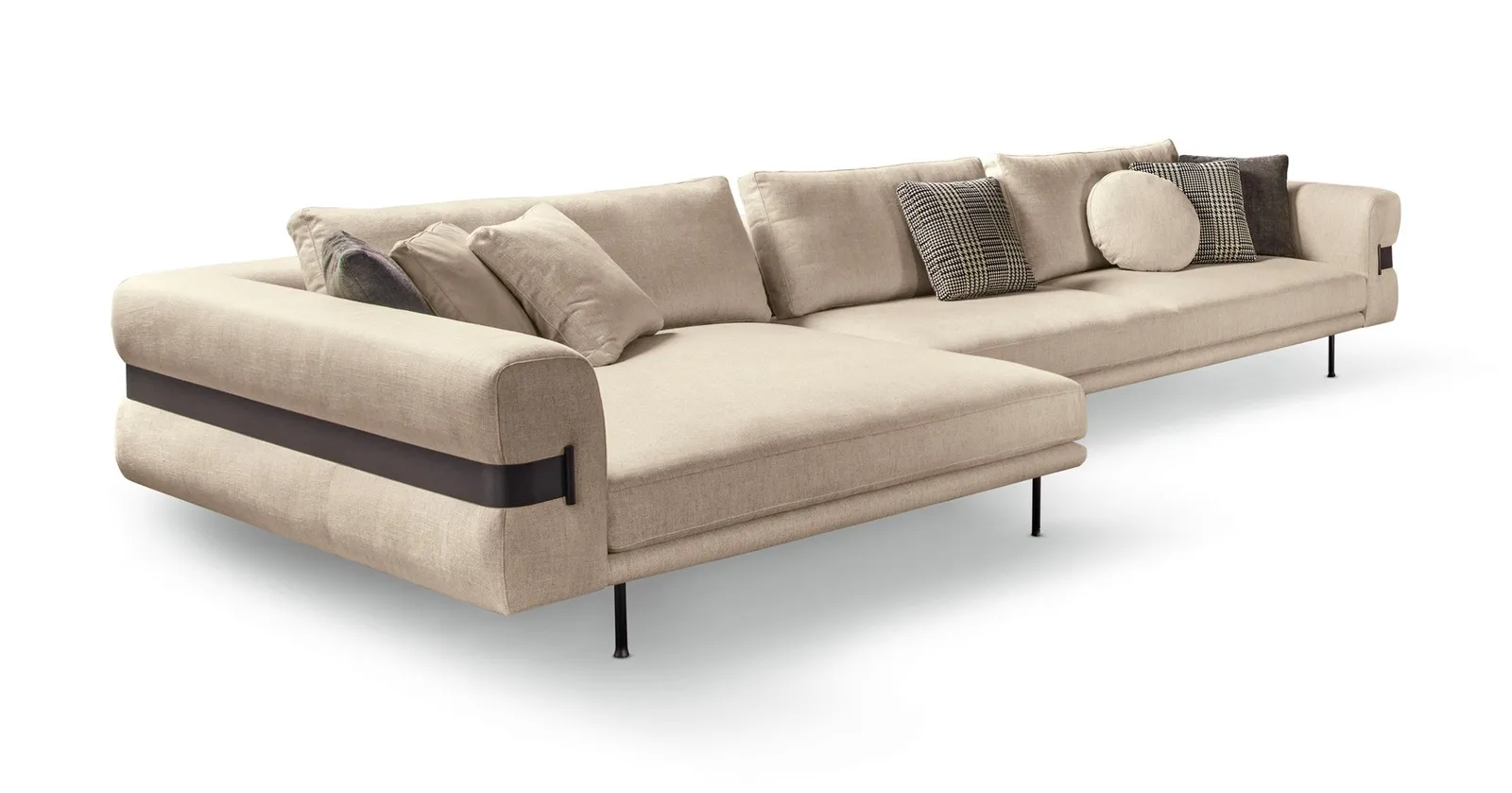 Beigefarbenes Cantori Valley Sofa mit Chaiselongue, dunklem Metallband und schlanken Füßen