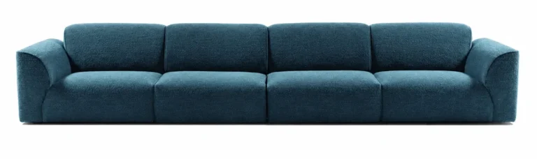 Casamilano Botero 24: langes Sofa mit blauem Stoffbezug und gerundeten Armlehnen in Frontansicht