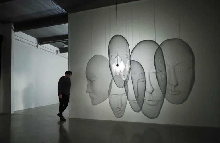 Arturo Álvarez - Leuchtenserie Human Chandelier