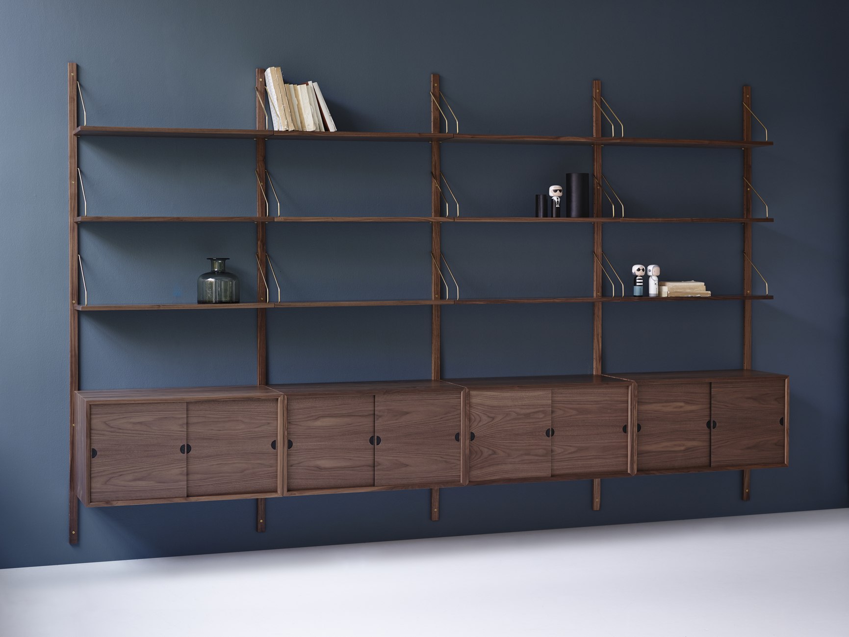 DK3 Royal System in Walnuss vor einer blauen Wand