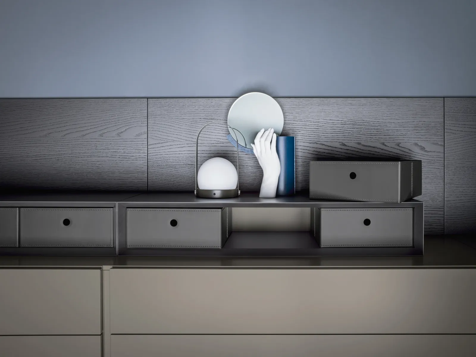 Novamobili Easy: Detail einer dunklen Deckplatte mit Aufbewahrungsboxen