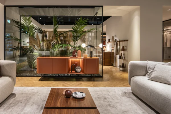 Novamobili Fjord: orangefarbenes Sideboard mit offenem Mittelfach in einer Wohnausstellung