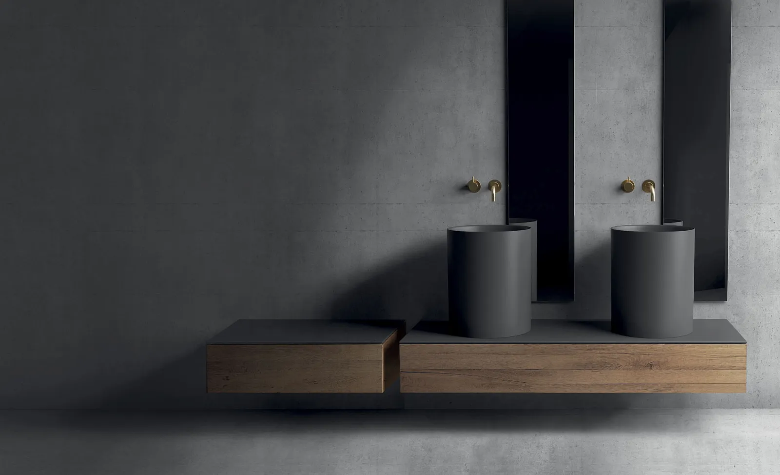 Zwei hohe dunkle Core-Becken auf einer Wandkonsole mit Holzschubladen und goldfarbenen Armaturen