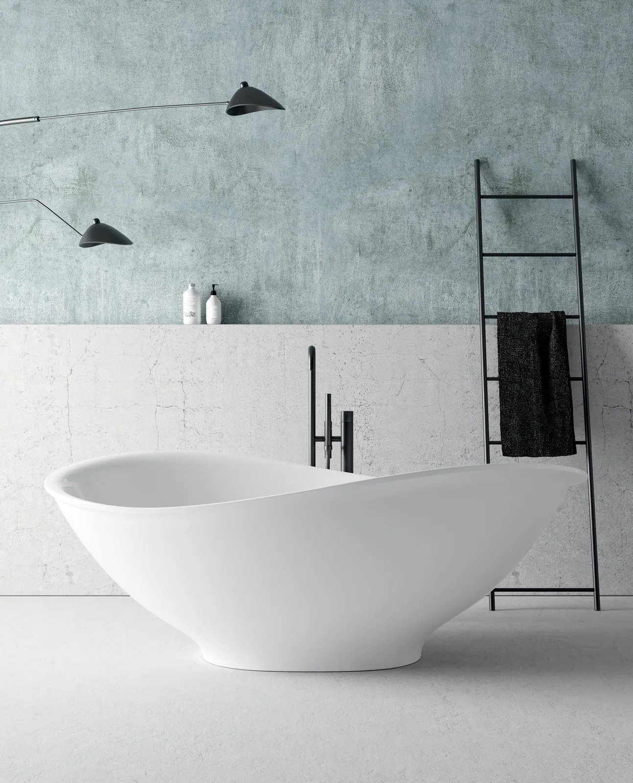 Weiße freistehende Badewanne mit geschwungener Form, schwarzer Armatur und Handtuchleiter