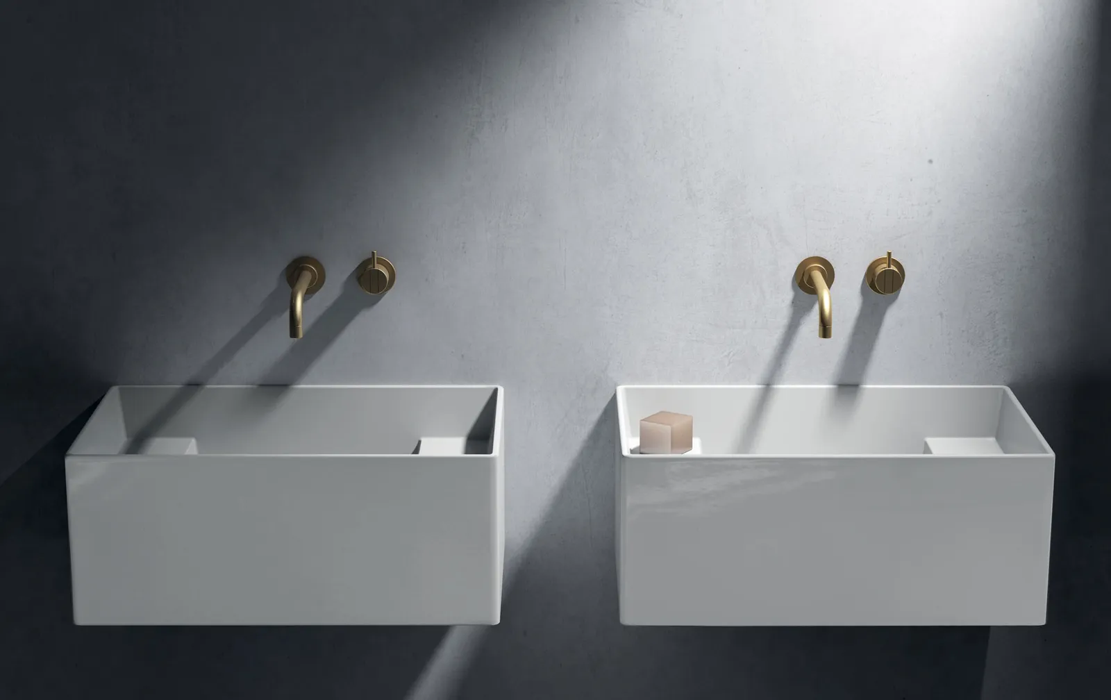 Zwei weiße rechteckige Meg11-Wandwaschbecken mit goldfarbenen Armaturen nebeneinander