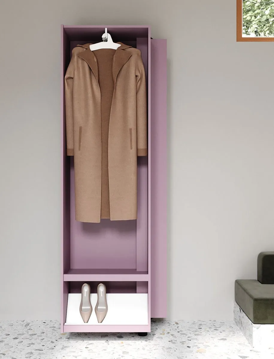 Giralot von Sculptures Jeux als geöffnete Garderobe mit Mantel und Schuhablage