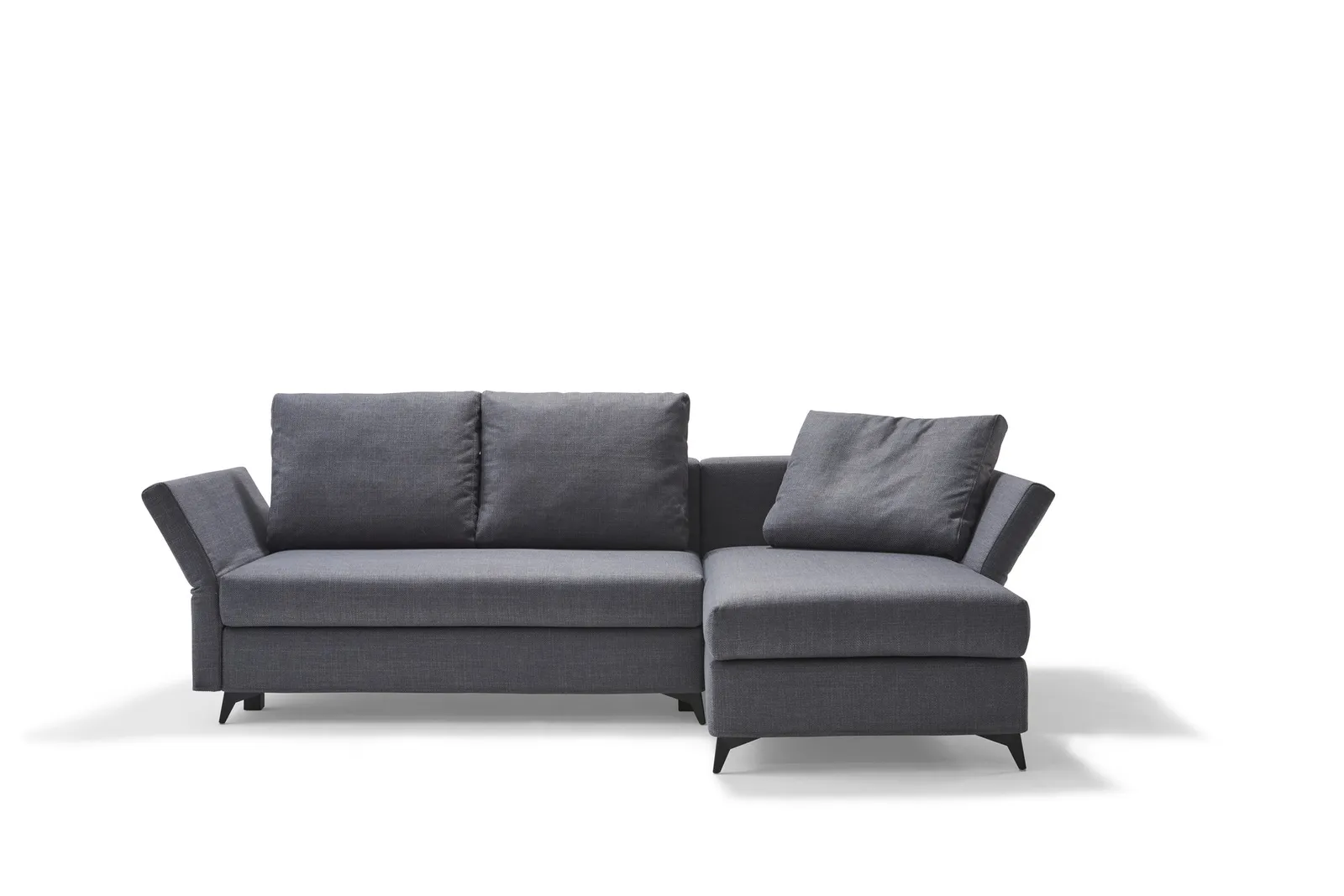 Dunkelgraues Good Life mit schräg gestellter linker Armlehne und Chaiselongue rechts.