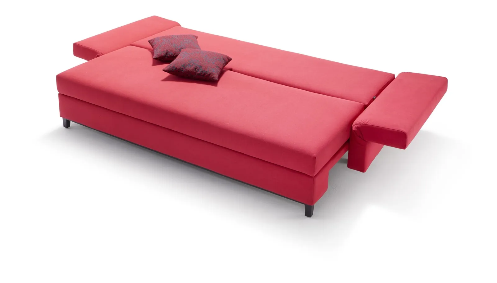 Rotes Good-Life-Sofa mit vollständig geöffneter Liegefläche und abgesenkten Armlehnen.