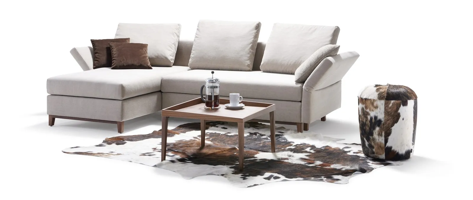 Helle Good-Life-Eckgruppe mit Chaiselongue links, Holzgestell und passenden Beistellmöbeln.