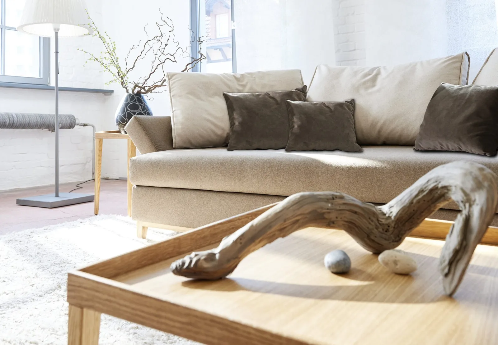 Nahansicht der beigen Sitzfläche und großen Rückenkissen eines Good-Life-Sofas.