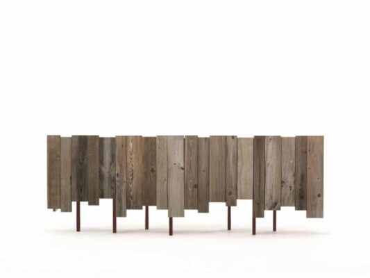 Holzkommode mit abwechslungsreich gestalteter Front