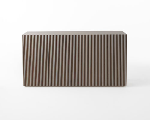 Leon-Sideboard mit hellem Korpus und kontrastierender Leistenfront