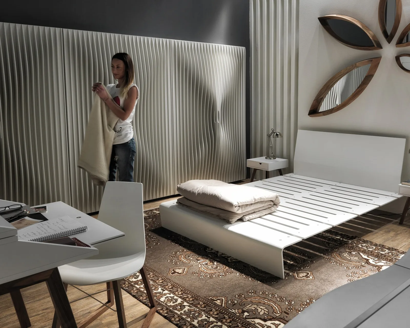 Weiße Blend Schränke von Horm in einem eingerichteten Schlafzimmer