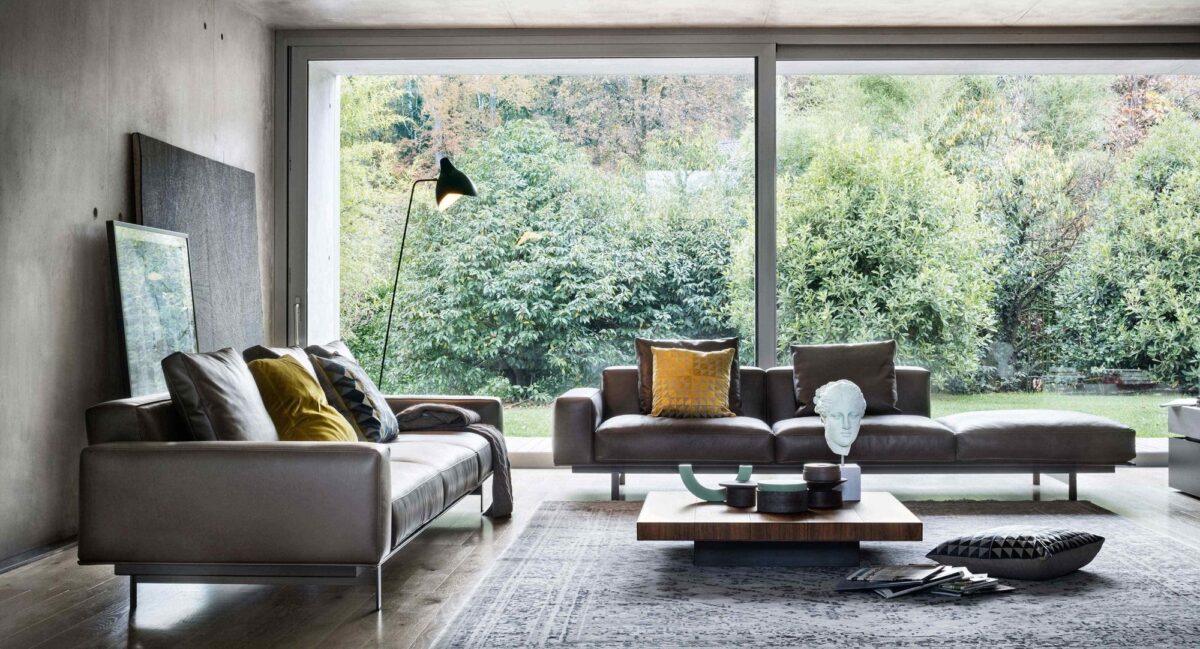 Lema Yard Sofa in einem lichtdurchfluteten Wohnraum mit Blick ins Grüne
