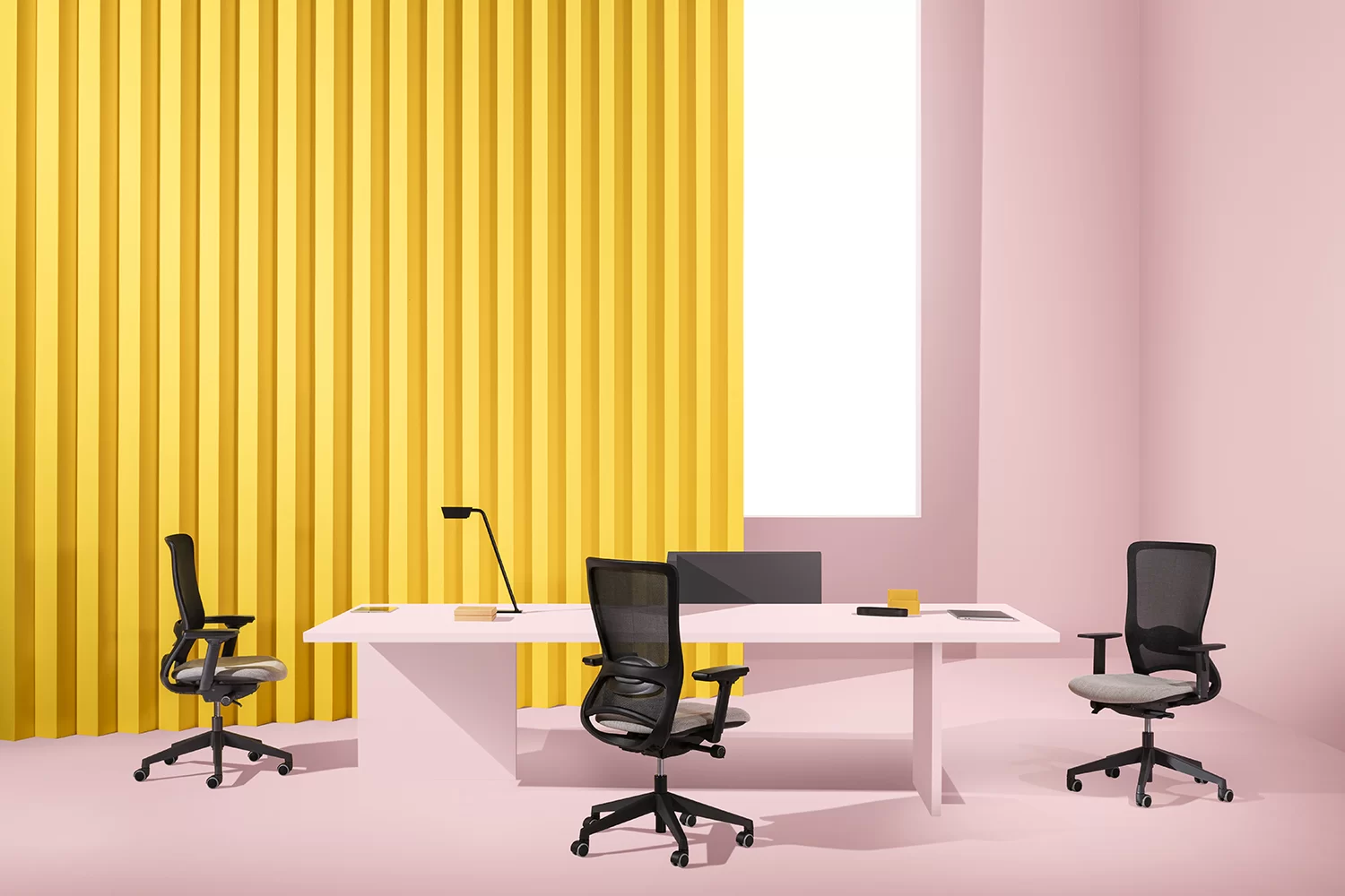 Luxy Pop Bürodrehstühle mit Netzrücken in einer Büroumgebung