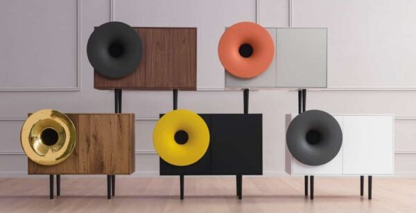 Fünf Caruso-Musikmöbel mit Trichterlautsprechern in Schwarz, Orange, Gold und Gelb