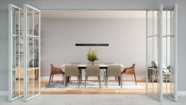 Molto Luce After8: schwarze lineare Pendelleuchte über einem Esstisch in einem hellen Raum mit geöffneten Glastüren