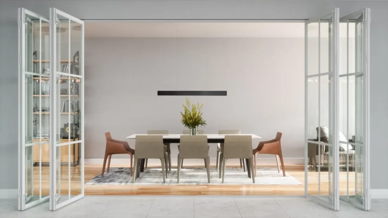 Molto Luce After8: schwarze lineare Pendelleuchte über einem Esstisch in einem hellen Raum mit geöffneten Glastüren