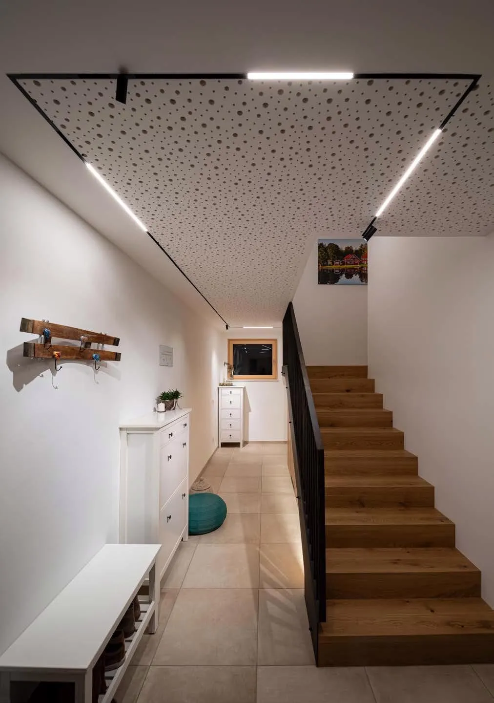 Molto Luce Magnetics: schwarze Deckenschienen mit Lichtlinien und Strahlern in einem hellen Flur mit Holztreppe