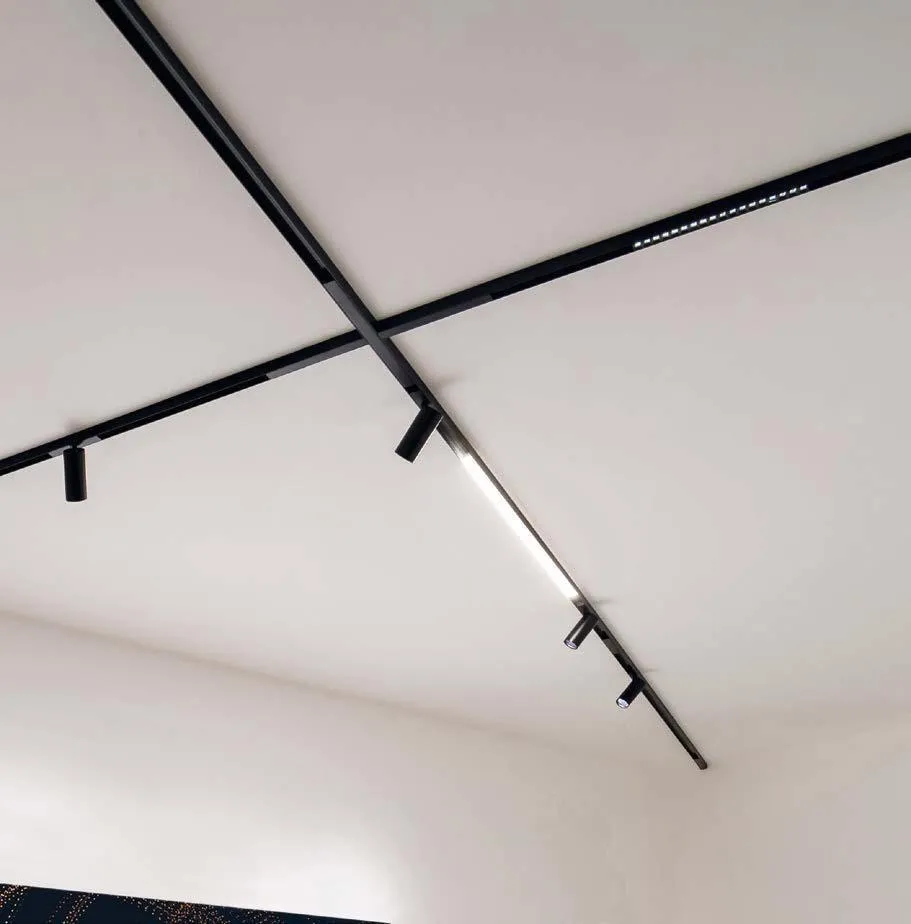 Molto Luce Magnetics: schwarze, sich kreuzende Deckenschienen mit Strahlern und linearen Lichteinsätzen