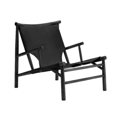 NORR11 Samurai Chair mit schwarzem Eichenrahmen und schwarzem Leder, schräg von vorn