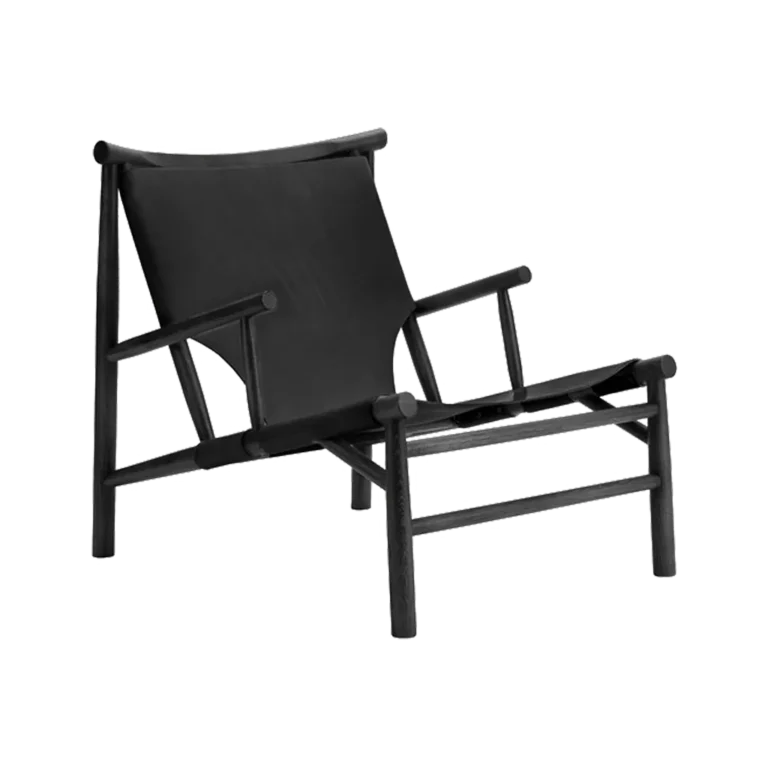 NORR11 Samurai Chair mit schwarzem Eichenrahmen und schwarzem Leder, schräg von vorn