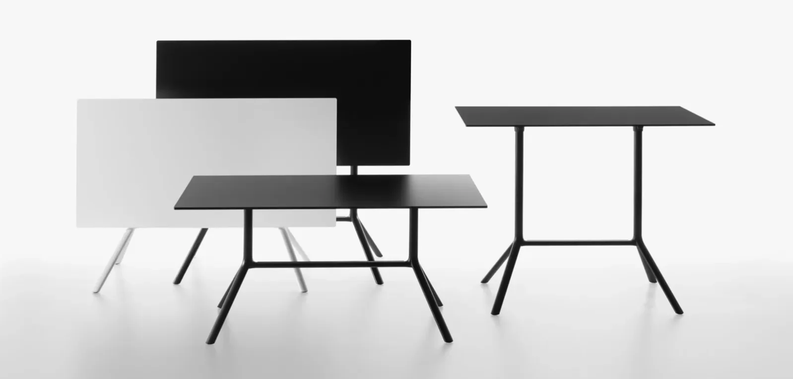 Schwarze und weiße rechteckige Miura Tische von Plank mit horizontaler und hochgeklappter Tischplatte.