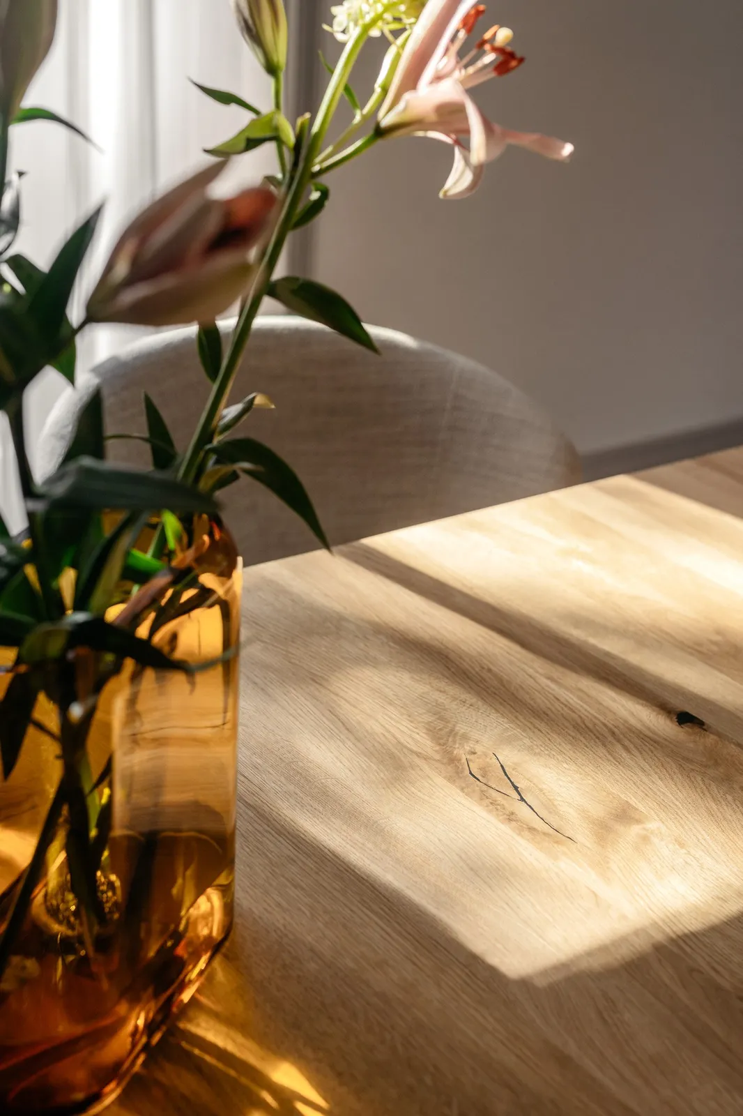 Rodam Passion R20: Holzmaserung der Tischplatte mit Glasvase im Sonnenlicht