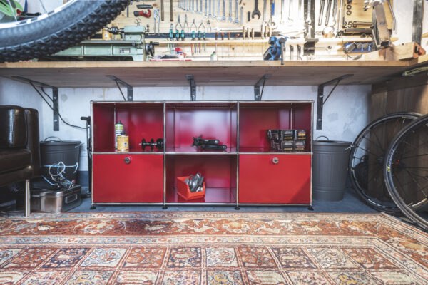 Rotes konektra Schranksystem mit Glasfächern