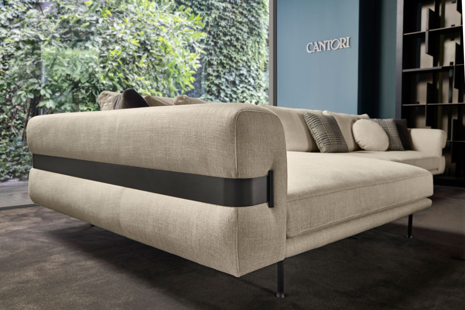 Seitliche Ansicht der gepolsterten Valley-Chaiselongue mit umlaufendem dunklem Metallband