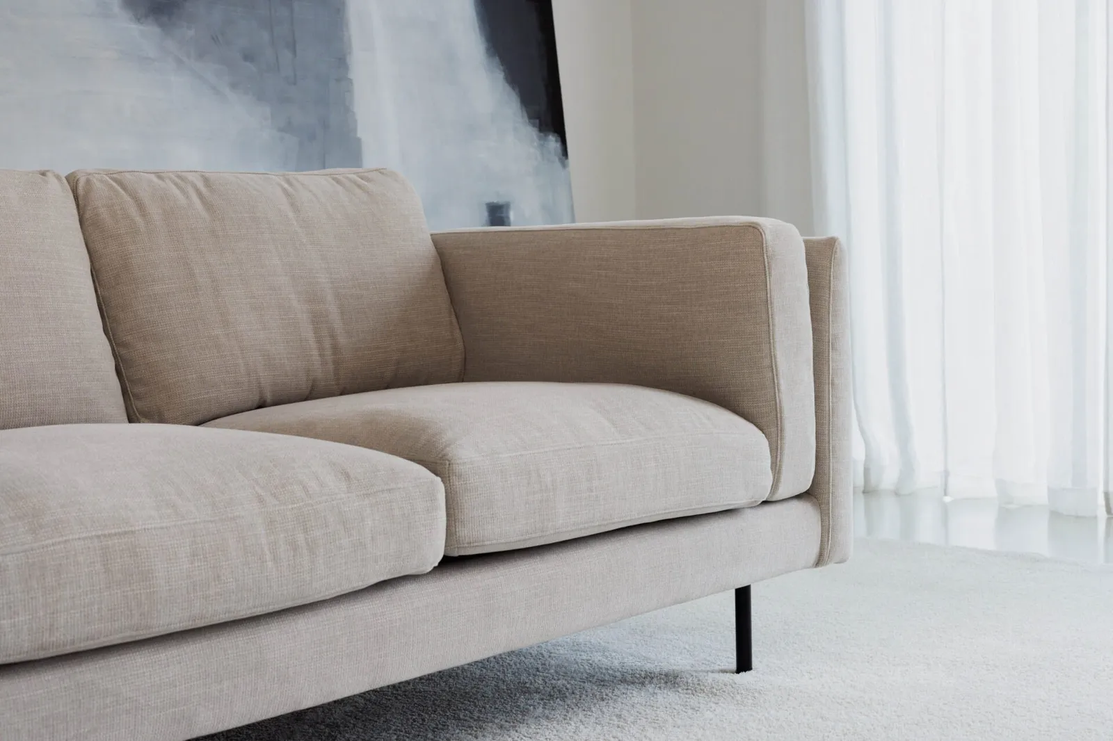 SITS Sigge: Sitzpolster, Rückenpolster und Armlehne des hellen Stoffsofas im Detail