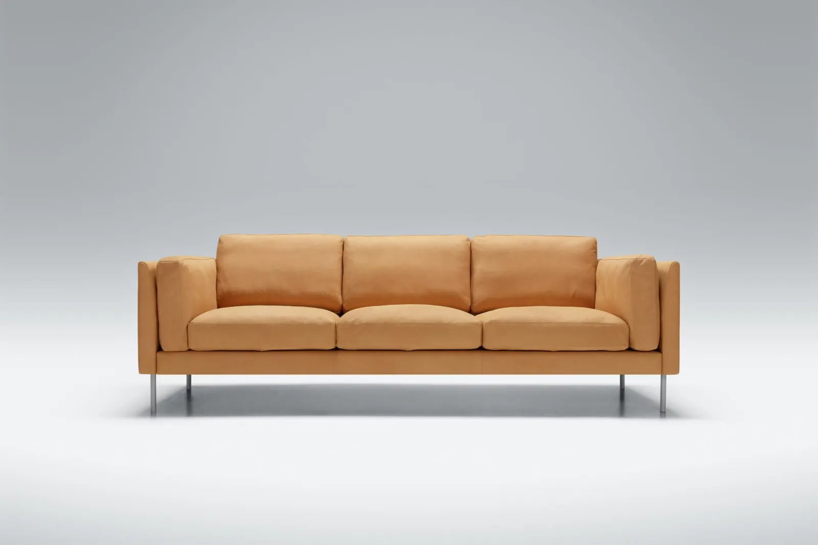 SITS Sigge als gerades Sofa mit hellbraunem Lederbezug und schlanken Metallfüßen, Vorderansicht