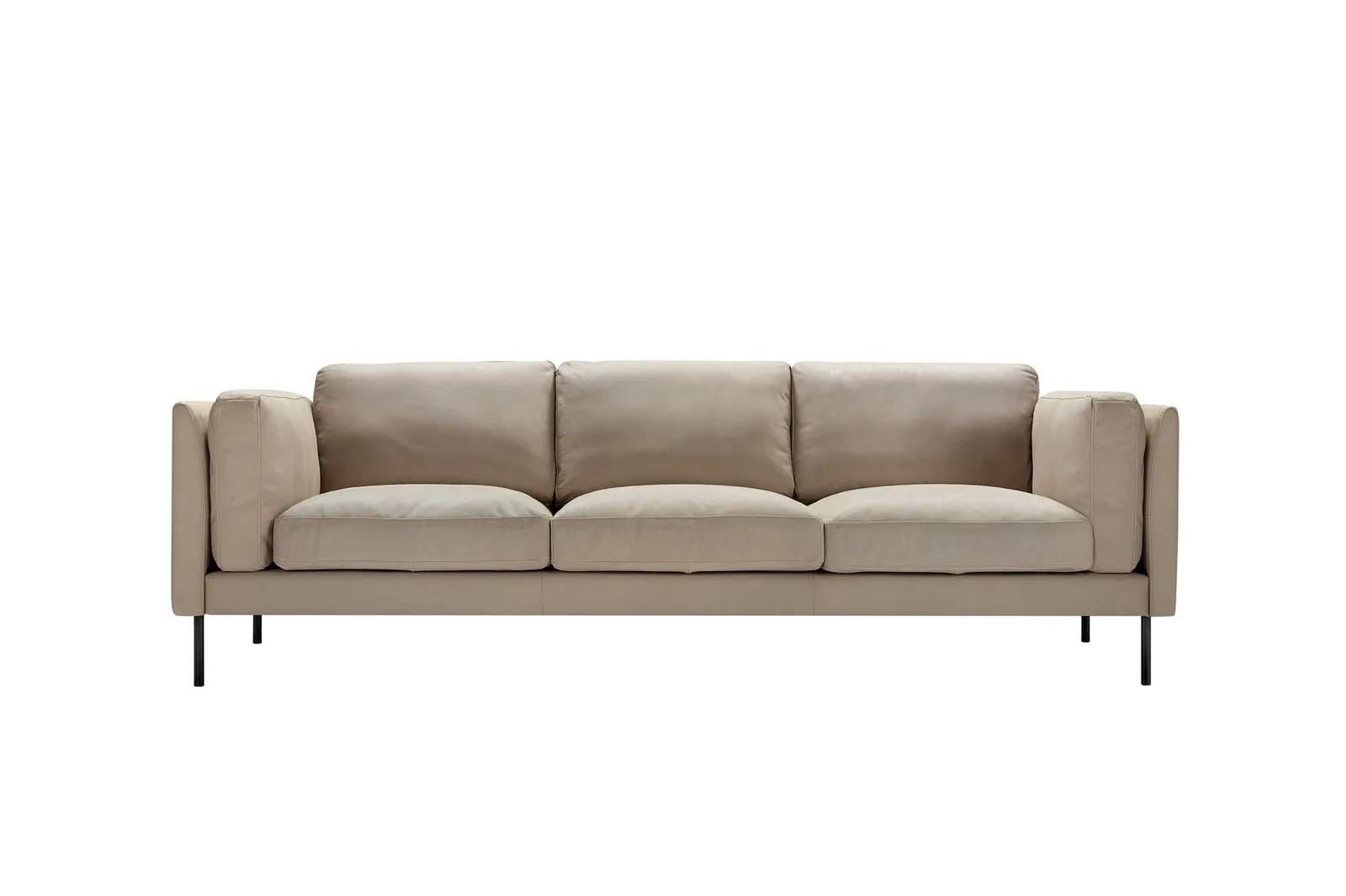 Freigestellte Vorderansicht des SITS Sigge Sofas mit sandfarbenem Leder und dunklen Füßen