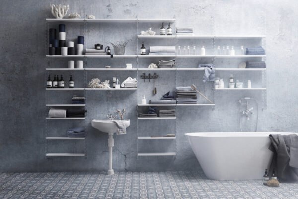 Badmöbel und Regale von String Furniture im Badezimmer
