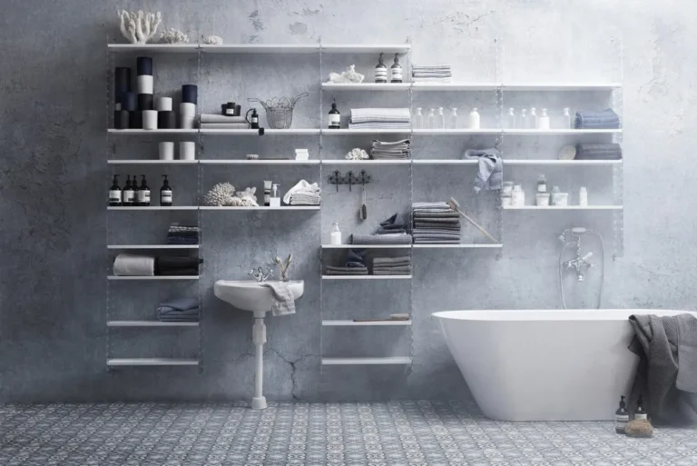 Badmöbel und Regale von String Furniture im Badezimmer
