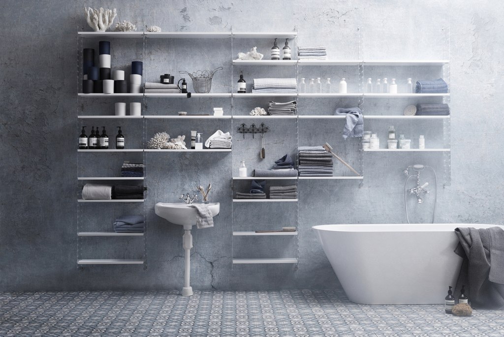 Badmöbel und Regale von String Furniture im Badezimmer