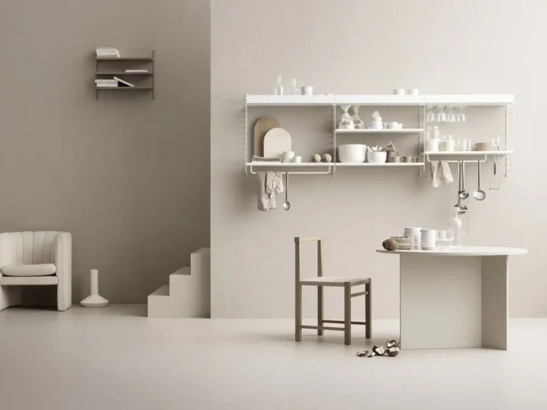 Regalsystem von String Furniture in einer Küche