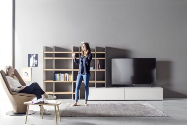 Wohnwand mit TV-Bereich, Stauraum und offenen Regalfächern