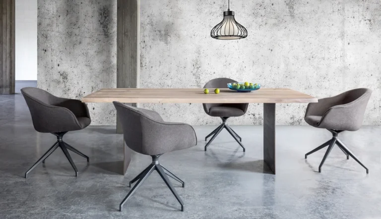Tiado Ibiza mit grauen Bezügen und dunklen Aluminiumgestellen rund um einen rechteckigen Esstisch.