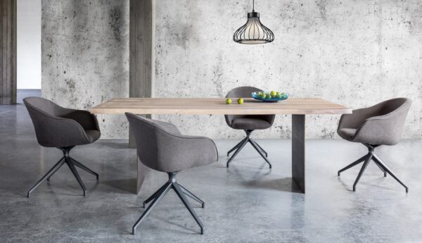 Tiado Ibiza mit grauen Bezügen und dunklen Aluminiumgestellen rund um einen rechteckigen Esstisch.