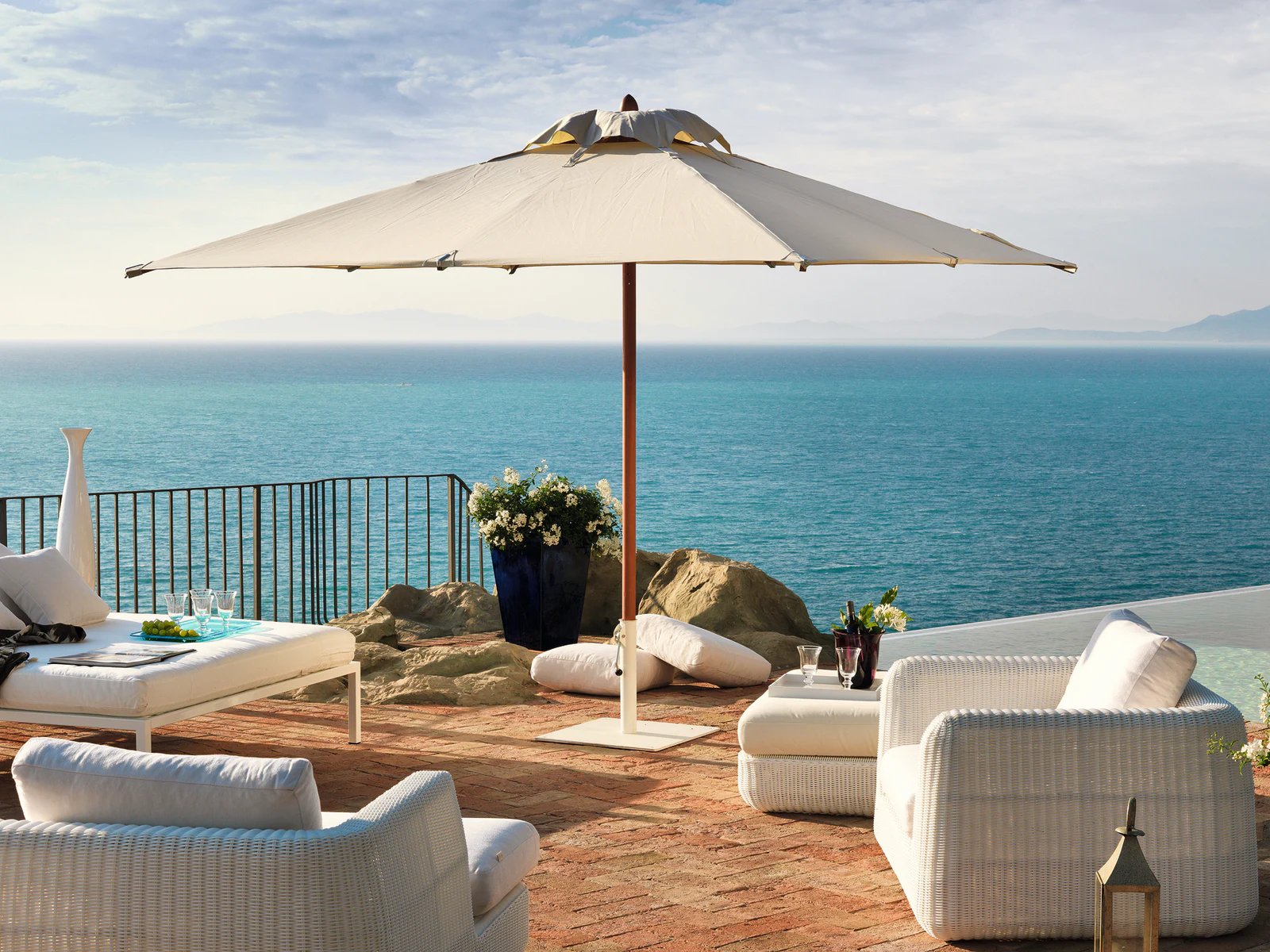 Unopiù Sofa Agora auf einer Terrasse mit Sonnenschirm